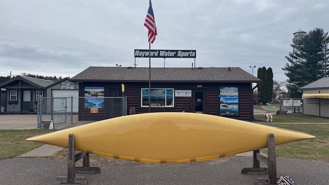 Wenonah Champlain - Aramid Ultralight, Black Trim, Bucket Seats, Ash Yoke, Foot Brace Installed, Integrated Skid Plates - NOS - Image 6