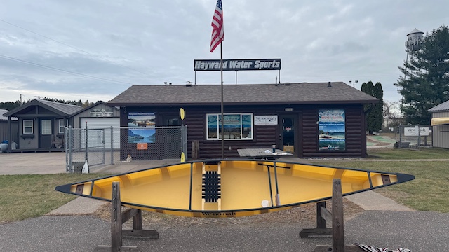 Wenonah Argosy Solo Canoe - Aramid Ultralight, Silver Trim, Center Adjustable Hung Web Seat - NOS - Image 3