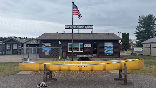 Wenonah Minnesota II Canoe - Aramid SuperLite, Silver Trim, Bucket Seats, Foot Brace - Blem 38lbs - Image 3