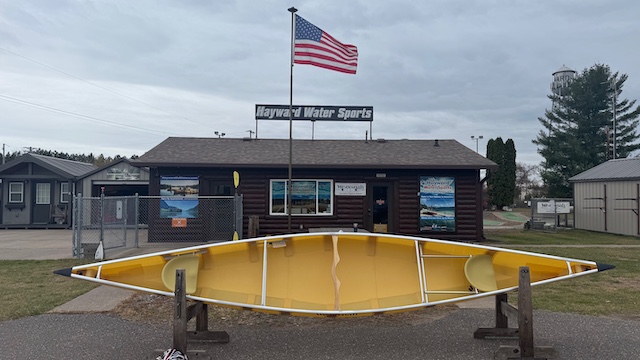 Wenonah Minnesota II Canoe - Aramid SuperLite, Silver Trim, Bucket Seats, Foot Brace - Blem 38lbs - Image 4