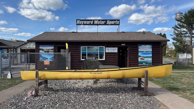 Wenonah Minnesota II Canoe - Aramid SuperLite, Black Trim, Bucket Seats, Foot Brace - Blem xxlbs - Image 3
