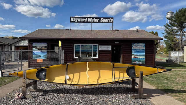 Wenonah Minnesota II Canoe - Aramid SuperLite, Black Trim, Bucket Seats, Foot Brace - Blem xxlbs - Image 4